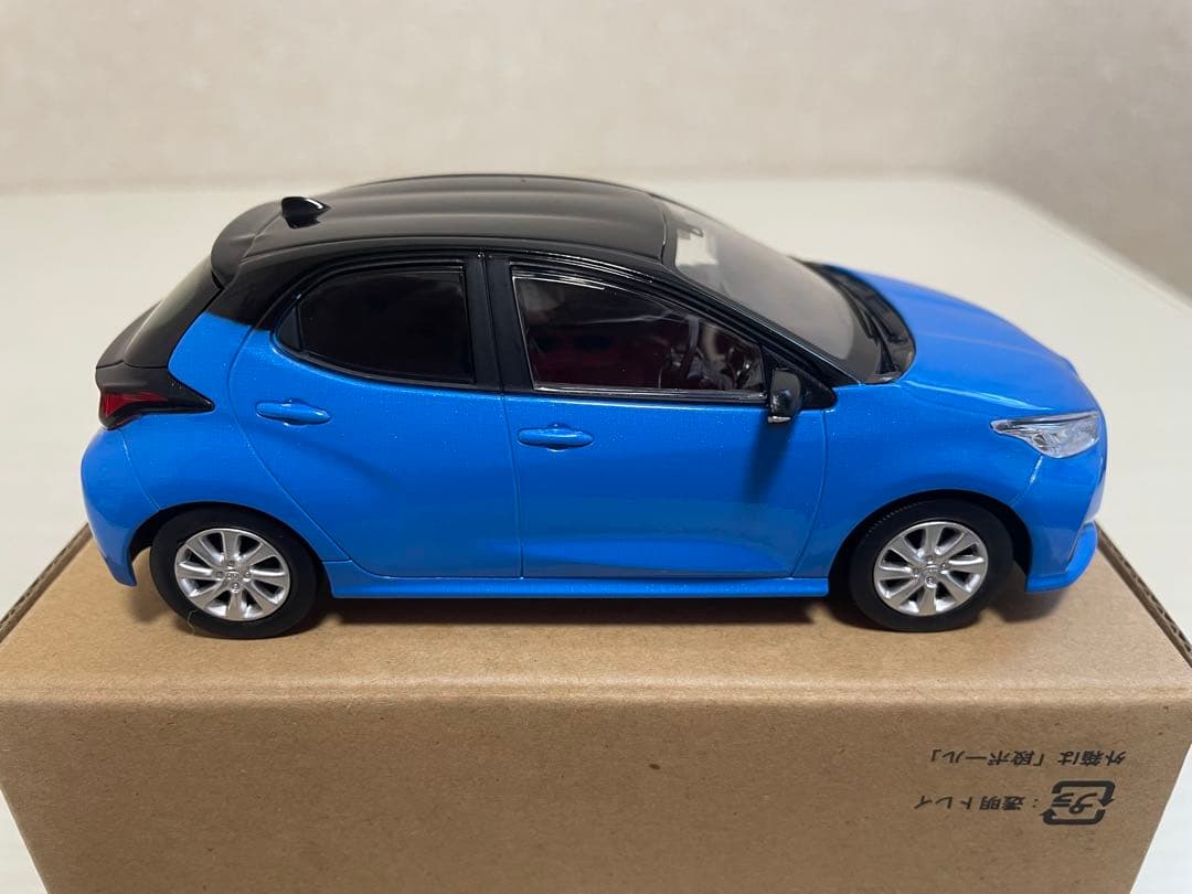 トヨタ ヤリス ミニカー 青黒