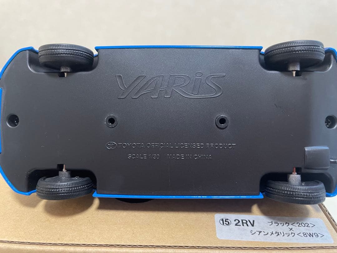 トヨタ ヤリス ミニカー 青黒