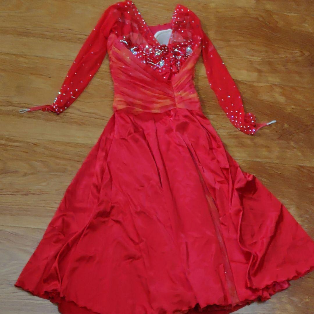 スカーレットカラーのグラデーションが素敵な社交ダンスドレス