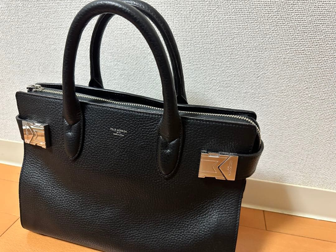 黒 レザートートバッグ メタルパーツ付き