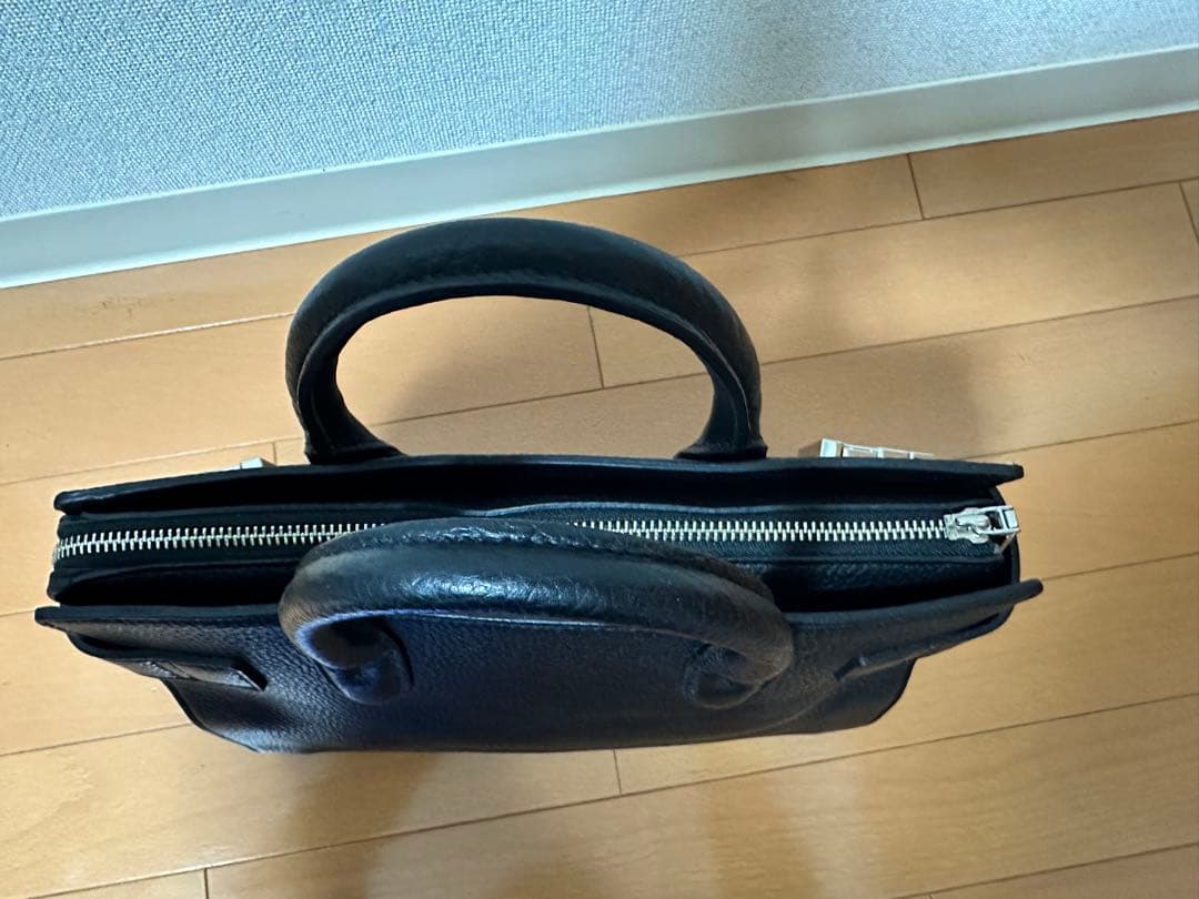 黒 レザートートバッグ メタルパーツ付き