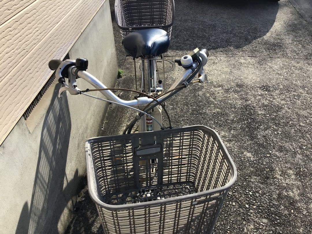 電動アシスト自転車 クリーム色 前後バスケット付き　(渋谷駅、原宿駅等で)
