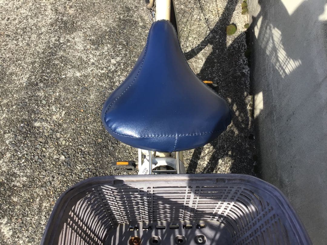 電動アシスト自転車 クリーム色 前後バスケット付き　(渋谷駅、原宿駅等で)